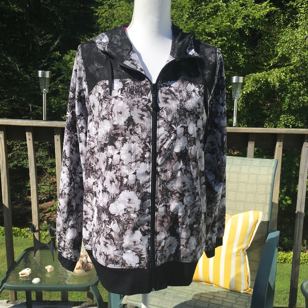 Livi Active size 14/16 jogging jacket. Soft poly/spandex floral fabric.